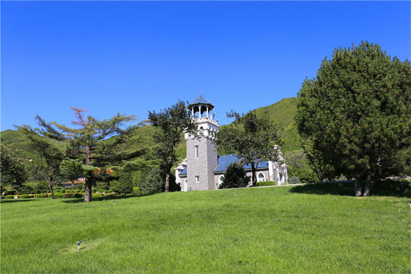 清明祭扫第一个高峰日,北京朝阳陵园周边开放两个停车场提供五百余个车位